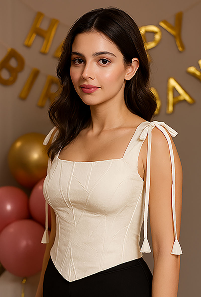 جزئیات پارچه ژاکارد و دوخت حرفهای تاپ مجلسی دخترانه یقه خشتی سفید با کاپ و فنر دوزی